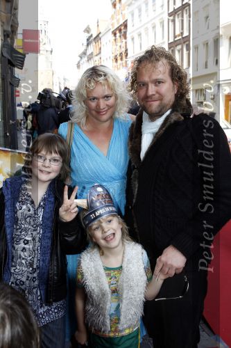 Amsterdam 18 april 2010
Premiere Wickie de Viking in Tuschinski. Maria Lindes met gezin
Peter Smulders bv