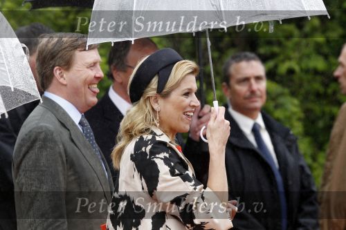 Wemeldinge/Middelburg  30 april 2010
Koningin Beatrix Prins Willem Alexander Prinses Maxima Prins Friso Prinses mabel Wisse Smit Prins Constantijn Prinses laurentien Pieter v Vollenhoven Prinses Margriet Prins Bernhard jr en Prinses Annette Prins Pieter Christiaan Prinses Anita Prins Floris en Prinses Aimee vieren koninginnedag.
Peter Smulders bv
