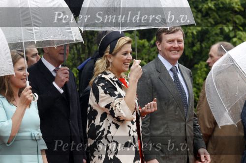 Wemeldinge/Middelburg  30 april 2010
Koningin Beatrix Prins Willem Alexander Prinses Maxima Prins Friso Prinses mabel Wisse Smit Prins Constantijn Prinses laurentien Pieter v Vollenhoven Prinses Margriet Prins Bernhard jr en Prinses Annette Prins Pieter Christiaan Prinses Anita Prins Floris en Prinses Aimee vieren koninginnedag.
Peter Smulders bv