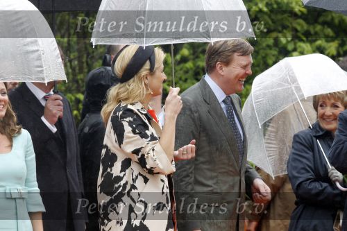 Wemeldinge/Middelburg  30 april 2010
Koningin Beatrix Prins Willem Alexander Prinses Maxima Prins Friso Prinses mabel Wisse Smit Prins Constantijn Prinses laurentien Pieter v Vollenhoven Prinses Margriet Prins Bernhard jr en Prinses Annette Prins Pieter Christiaan Prinses Anita Prins Floris en Prinses Aimee vieren koninginnedag.
Peter Smulders bv