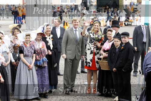 Wemeldinge/Middelburg  30 april 2010
Koningin Beatrix Prins Willem Alexander Prinses Maxima Prins Friso Prinses mabel Wisse Smit Prins Constantijn Prinses laurentien Pieter v Vollenhoven Prinses Margriet Prins Bernhard jr en Prinses Annette Prins Pieter Christiaan Prinses Anita Prins Floris en Prinses Aimee vieren koninginnedag.
Peter Smulders bv