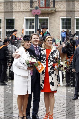 Wemeldinge/Middelburg  30 april 2010
Koningin Beatrix Prins Willem Alexander Prinses Maxima Prins Friso Prinses mabel Wisse Smit Prins Constantijn Prinses laurentien Pieter v Vollenhoven Prinses Margriet Prins Bernhard jr en Prinses Annette Prins Pieter Christiaan Prinses Anita Prins Floris en Prinses Aimee vieren koninginnedag.
Peter Smulders bv