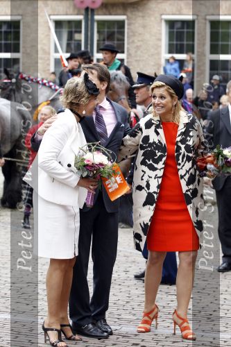 Wemeldinge/Middelburg  30 april 2010
Koningin Beatrix Prins Willem Alexander Prinses Maxima Prins Friso Prinses mabel Wisse Smit Prins Constantijn Prinses laurentien Pieter v Vollenhoven Prinses Margriet Prins Bernhard jr en Prinses Annette Prins Pieter Christiaan Prinses Anita Prins Floris en Prinses Aimee vieren koninginnedag.
Peter Smulders bv