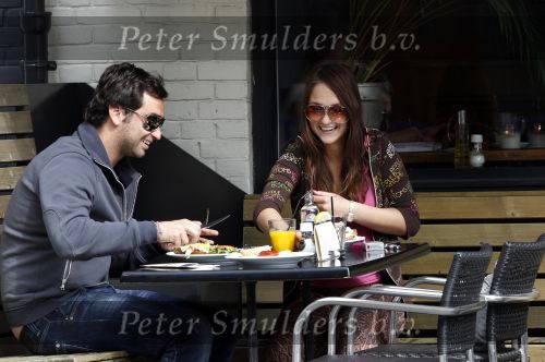 Amsterdam 25 april 2010
Melody Klaver met vriend op terras in amsterdam.
Peter Smulders bv
