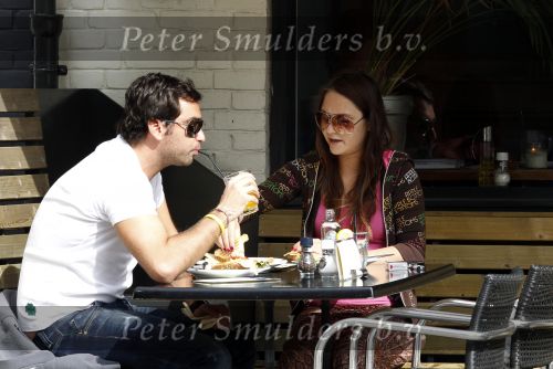 Amsterdam 25 april 2010
Melody Klaver met vriend op terras in amsterdam.
Peter Smulders bv