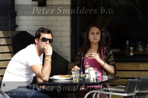 Amsterdam 25 april 2010
Melody Klaver met vriend op terras in amsterdam.
Peter Smulders bv