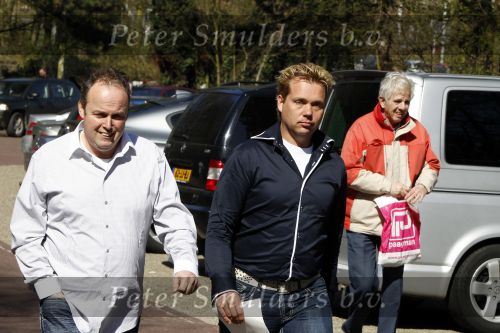 Scheveningen Den Haag 10 april 2010
Afscheid Sugar Lee Hooper . Kist wordt met witte koets over de boulevard van Scheveningen gereden.
Menno Muis met vriend Patrick
Peter Smulders bv