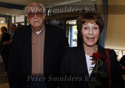 Laren 19 april 2010
Presentatie boek en de 85 e verjaardag van Johnny Kraaijkamp sr in het Rosa Spier huis. Mies Bouwman met Leen Timp
Peter Smulders bv