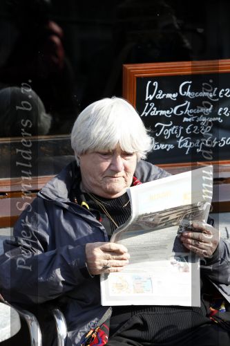 Amsterdam 14 april 2010
Nelly Frijda leest krantje in het zonnetje op een terras.