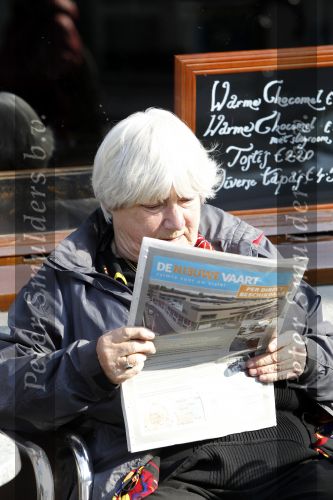 Amsterdam 14 april 2010
Nelly Frijda leest krantje in het zonnetje op een terras.