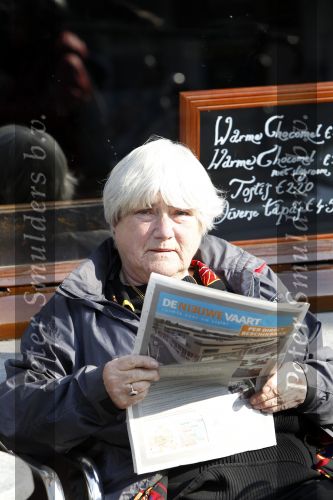 Amsterdam 14 april 2010
Nelly Frijda leest krantje in het zonnetje op een terras.