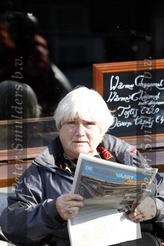 Amsterdam 14 april 2010
Nelly Frijda leest krantje in het zonnetje op een terras.