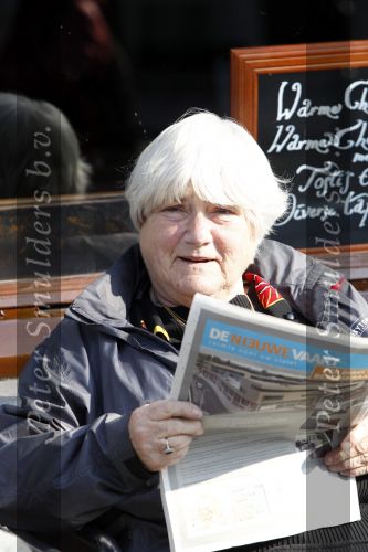 Amsterdam 14 april 2010
Nelly Frijda leest krantje in het zonnetje op een terras.