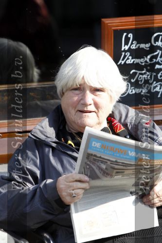 Amsterdam 14 april 2010
Nelly Frijda leest krantje in het zonnetje op een terras.