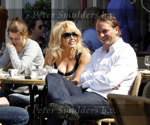 Amsterdam 18 april 2010
Patricia Paay met haar vriend Nicky v Dam en haar schoonvader op terras bij de joffers.
Peter Smulders bv