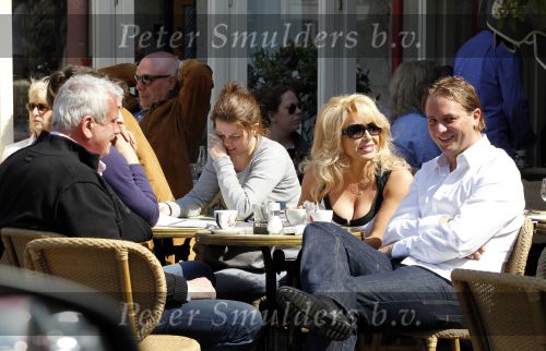 Amsterdam 18 april 2010
Patricia Paay met haar vriend Nicky v Dam en haar schoonvader op terras bij de joffers.
Peter Smulders bv