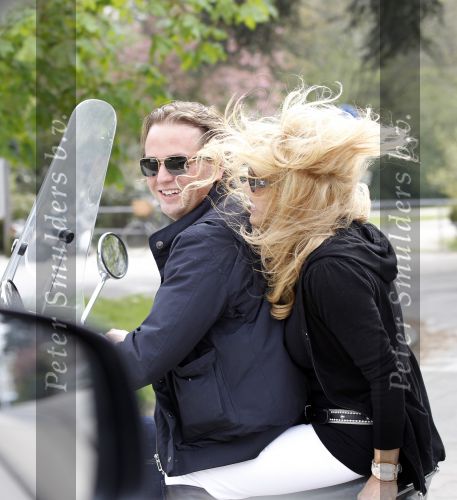 Amsterdam 25 april 2010
Patricia Paay staat doodsangsten uit bij Nicky v Dam achter op zijn vespa scooter.
Peter Smulders bv