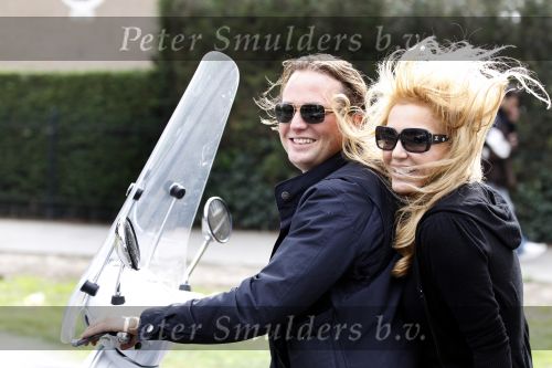 Amsterdam 25 april 2010
Patricia Paay staat doodsangsten uit bij Nicky v Dam achter op zijn vespa scooter.
Peter Smulders bv