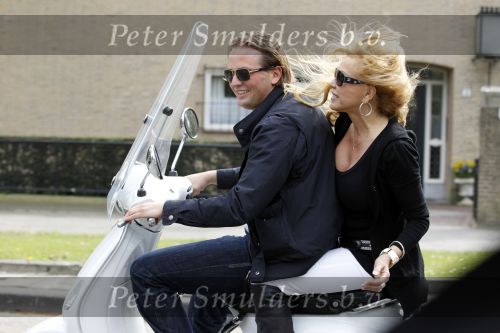 Amsterdam 25 april 2010
Patricia Paay staat doodsangsten uit bij Nicky v Dam achter op zijn vespa scooter.
Peter Smulders bv
