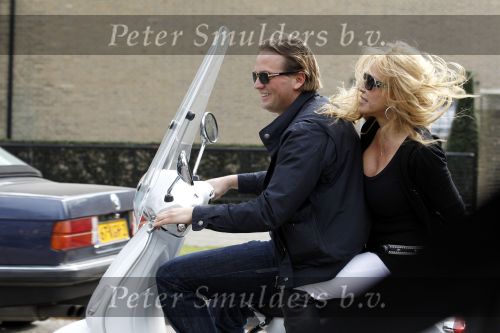 Amsterdam 25 april 2010
Patricia Paay staat doodsangsten uit bij Nicky v Dam achter op zijn vespa scooter.
Peter Smulders bv