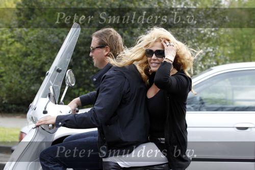 Amsterdam 25 april 2010
Patricia Paay staat doodsangsten uit bij Nicky v Dam achter op zijn vespa scooter.
Peter Smulders bv