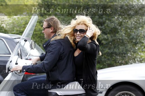 Amsterdam 25 april 2010
Patricia Paay staat doodsangsten uit bij Nicky v Dam achter op zijn vespa scooter.
Peter Smulders bv