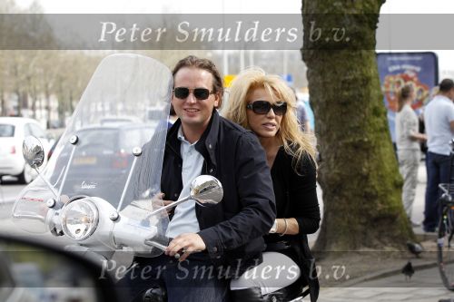 Amsterdam 25 april 2010
Patricia Paay staat doodsangsten uit bij Nicky v Dam achter op zijn vespa scooter.
Peter Smulders bv