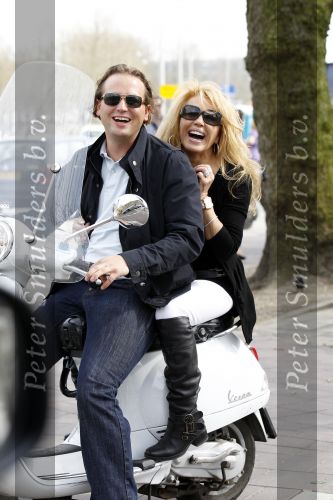 Amsterdam 25 april 2010
Patricia Paay staat doodsangsten uit bij Nicky v Dam achter op zijn vespa scooter.
Peter Smulders bv