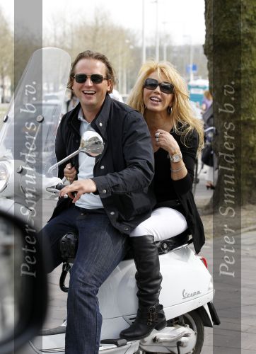 Amsterdam 25 april 2010
Patricia Paay staat doodsangsten uit bij Nicky v Dam achter op zijn vespa scooter.
Peter Smulders bv