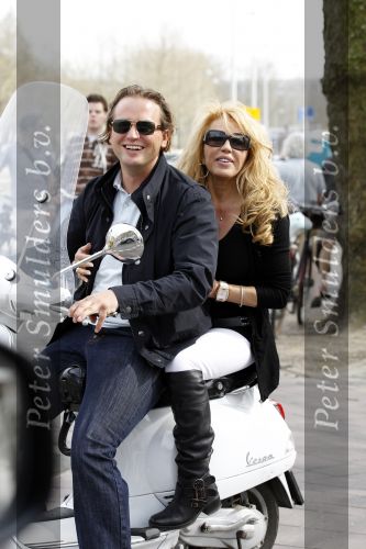 Amsterdam 25 april 2010
Patricia Paay staat doodsangsten uit bij Nicky v Dam achter op zijn vespa scooter.
Peter Smulders bv