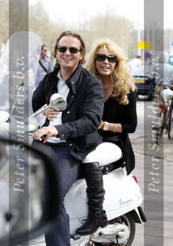 Amsterdam 25 april 2010
Patricia Paay staat doodsangsten uit bij Nicky v Dam achter op zijn vespa scooter.
Peter Smulders bv