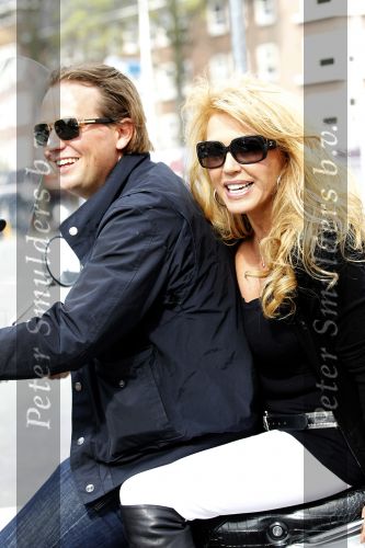 Amsterdam 25 april 2010
Patricia Paay staat doodsangsten uit bij Nicky v Dam achter op zijn vespa scooter.
Peter Smulders bv