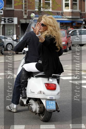 Amsterdam 25 april 2010
Patricia Paay staat doodsangsten uit bij Nicky v Dam achter op zijn vespa scooter.
Peter Smulders bv