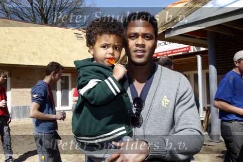 Laren 23 april 2010
Bereiken van het hoogste punt van het huis van Patrick Kluivert en Rossana Kluivert Lima in Laren. Shane en Nino waren ook aanwezig.
Peter Smulders bv