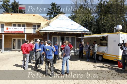 Laren 23 april 2010
Bereiken van het hoogste punt van het huis van Patrick Kluivert en Rossana Kluivert Lima in Laren. Shane en Nino waren ook aanwezig.
Peter Smulders bv