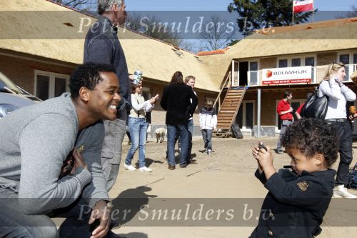 Laren 23 april 2010
Bereiken van het hoogste punt van het huis van Patrick Kluivert en Rossana Kluivert Lima in Laren. Shane en Nino waren ook aanwezig.
Peter Smulders bv