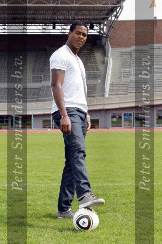 Amsterdam 29 april 2010
Patrick Kluivert gaat tijdens de WK voetbal voor eurosport werken.
De presentatie was in het Olympisch stadion.
Peter Smulders bv