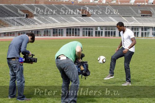 Amsterdam 29 april 2010
Patrick Kluivert gaat tijdens de WK voetbal voor eurosport werken.
De presentatie was in het Olympisch stadion.
Peter Smulders bv