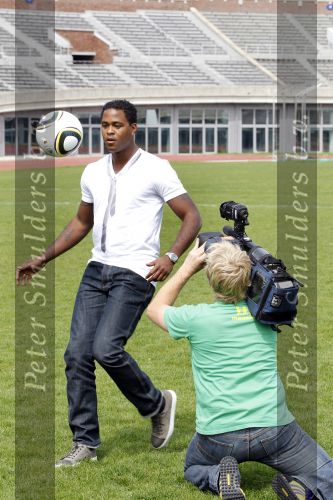 Amsterdam 29 april 2010
Patrick Kluivert gaat tijdens de WK voetbal voor eurosport werken.
De presentatie was in het Olympisch stadion.
Peter Smulders bv