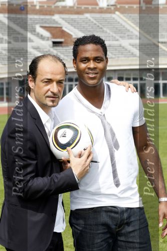Amsterdam 29 april 2010
Patrick Kluivert gaat tijdens de WK voetbal voor eurosport werken.
De presentatie was in het Olympisch stadion.
Peter Smulders bv
