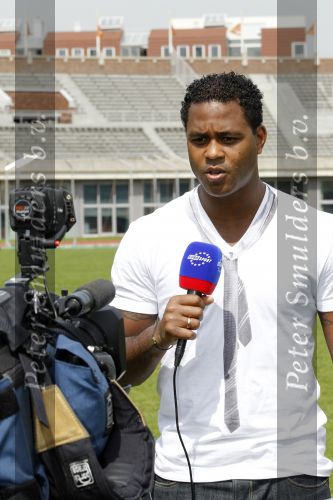 Amsterdam 29 april 2010
Patrick Kluivert gaat tijdens de WK voetbal voor eurosport werken.
De presentatie was in het Olympisch stadion.
Peter Smulders bv