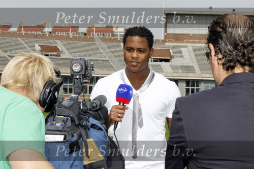Amsterdam 29 april 2010
Patrick Kluivert gaat tijdens de WK voetbal voor eurosport werken.
De presentatie was in het Olympisch stadion.
Peter Smulders bv
