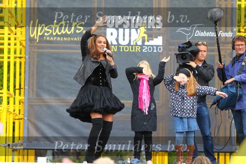 Hilversum, 7 Mei 2010
Op het Mediapark werd de grootstemobiele trap van de wereld gepresenteerd
UpstairsRun On Tour 2010
Patty Brard tijdens haar optreden
Foto Peter Smulders BV