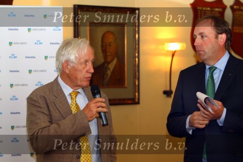 Hilversum 26 April 2010 Persconferentie Dutch Open KLM Open GOLF
Piet Leguit van de Hilversumsche Golfclub in gesprek met toernooi directeur Daan Sloter
Foto Peter Smulders BV