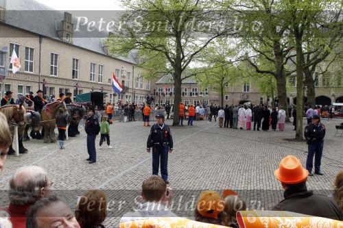 Wemeldinge/Middelburg  30 april 2010
Koningin Beatrix Prins Willem Alexander Prinses Maxima Prins Friso Prinses mabel Wisse Smit Prins Constantijn Prinses laurentien Pieter v Vollenhoven Prinses Margriet Prins Bernhard jr en Prinses Annette Prins Pieter Christiaan Prinses Anita Prins Floris en Prinses Aimee vieren koninginnedag.
Peter Smulders bv