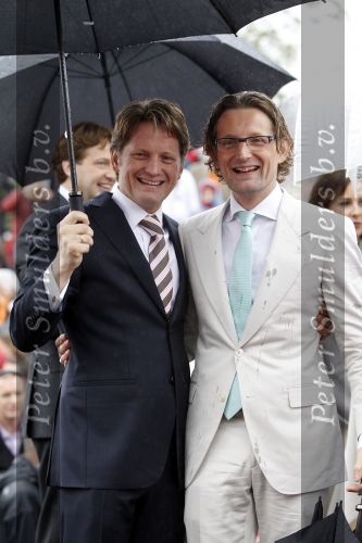 Wemeldinge/Middelburg  30 april 2010
Koningin Beatrix Prins Willem Alexander Prinses Maxima Prins Friso Prinses mabel Wisse Smit Prins Constantijn Prinses laurentien Pieter v Vollenhoven Prinses Margriet Prins Bernhard jr en Prinses Annette Prins Pieter Christiaan Prinses Anita Prins Floris en Prinses Aimee vieren koninginnedag.
Peter Smulders bv