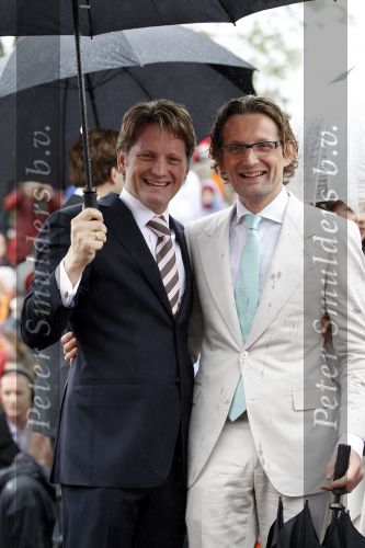 Wemeldinge/Middelburg  30 april 2010
Koningin Beatrix Prins Willem Alexander Prinses Maxima Prins Friso Prinses mabel Wisse Smit Prins Constantijn Prinses laurentien Pieter v Vollenhoven Prinses Margriet Prins Bernhard jr en Prinses Annette Prins Pieter Christiaan Prinses Anita Prins Floris en Prinses Aimee vieren koninginnedag.
Peter Smulders bv