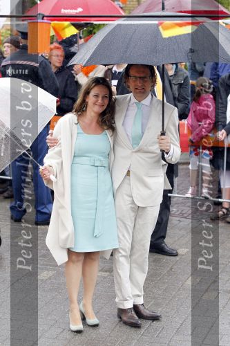 Wemeldinge/Middelburg  30 april 2010
Koningin Beatrix Prins Willem Alexander Prinses Maxima Prins Friso Prinses mabel Wisse Smit Prins Constantijn Prinses laurentien Pieter v Vollenhoven Prinses Margriet Prins Bernhard jr en Prinses Annette Prins Pieter Christiaan Prinses Anita Prins Floris en Prinses Aimee vieren koninginnedag.
Peter Smulders bv