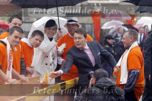 Wemeldinge/Middelburg  30 april 2010
Koningin Beatrix Prins Willem Alexander Prinses Maxima Prins Friso Prinses mabel Wisse Smit Prins Constantijn Prinses laurentien Pieter v Vollenhoven Prinses Margriet Prins Bernhard jr en Prinses Annette Prins Pieter Christiaan Prinses Anita Prins Floris en Prinses Aimee vieren koninginnedag.
Peter Smulders bv