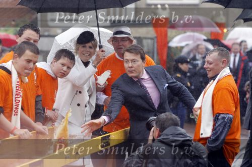 Wemeldinge/Middelburg  30 april 2010
Koningin Beatrix Prins Willem Alexander Prinses Maxima Prins Friso Prinses mabel Wisse Smit Prins Constantijn Prinses laurentien Pieter v Vollenhoven Prinses Margriet Prins Bernhard jr en Prinses Annette Prins Pieter Christiaan Prinses Anita Prins Floris en Prinses Aimee vieren koninginnedag.
Peter Smulders bv